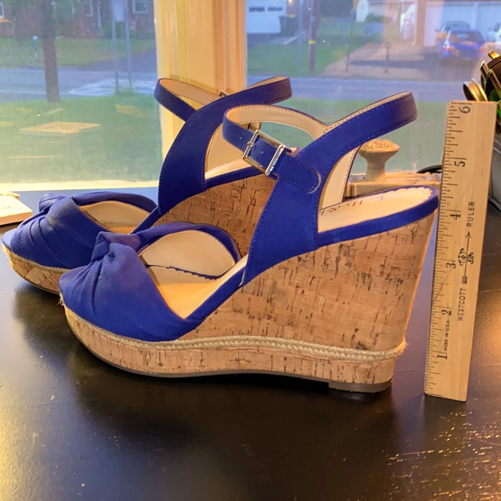 Cute! Kelly & Katie size 8 blue twist sandal Fabric and 4” cork wedge heels